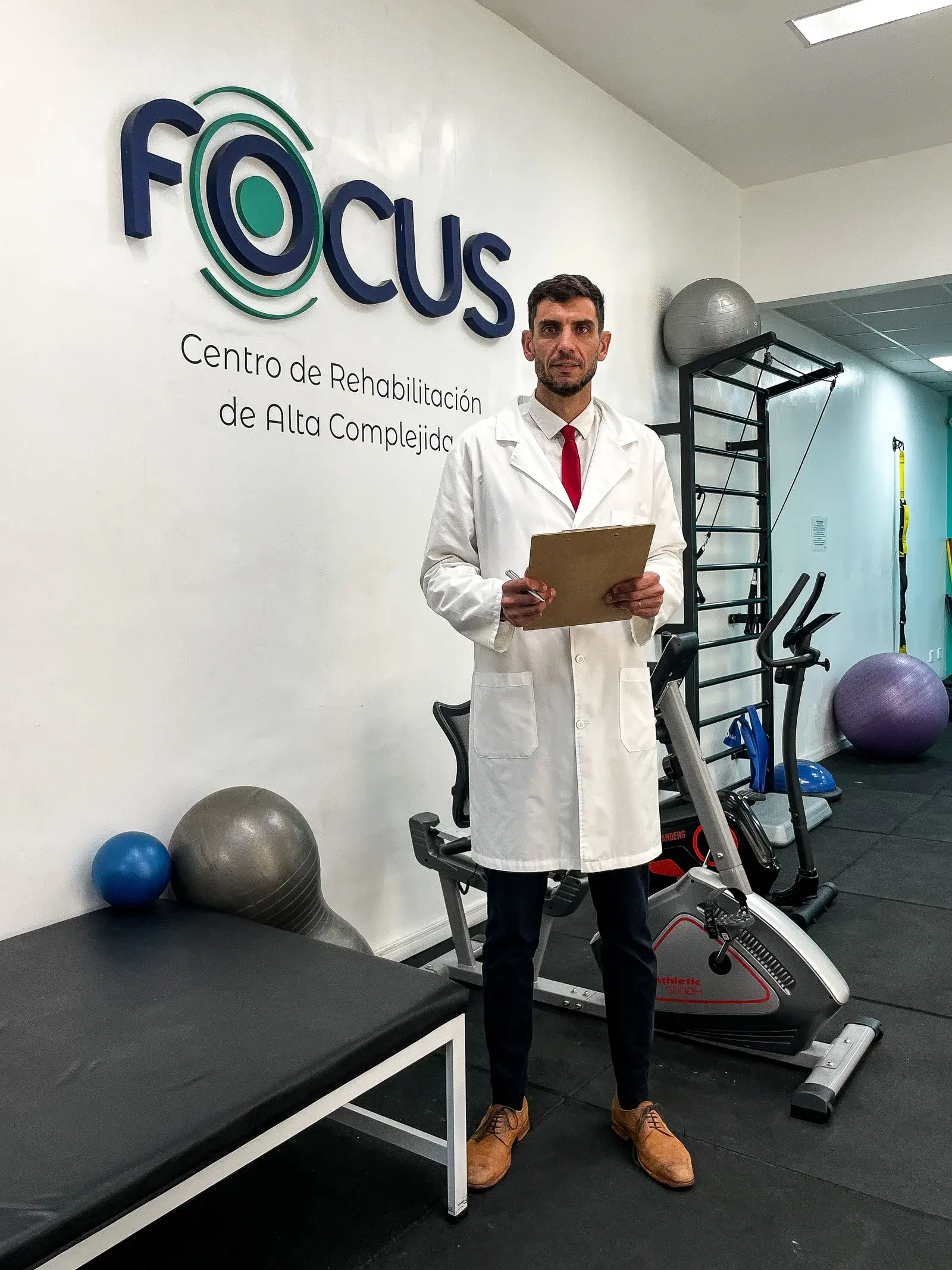 Dr. Pablo Capelli, traumatólogo especialista en artrosis de rodilla y cadera, evaluando a pacientes en centro de rehabilitación.