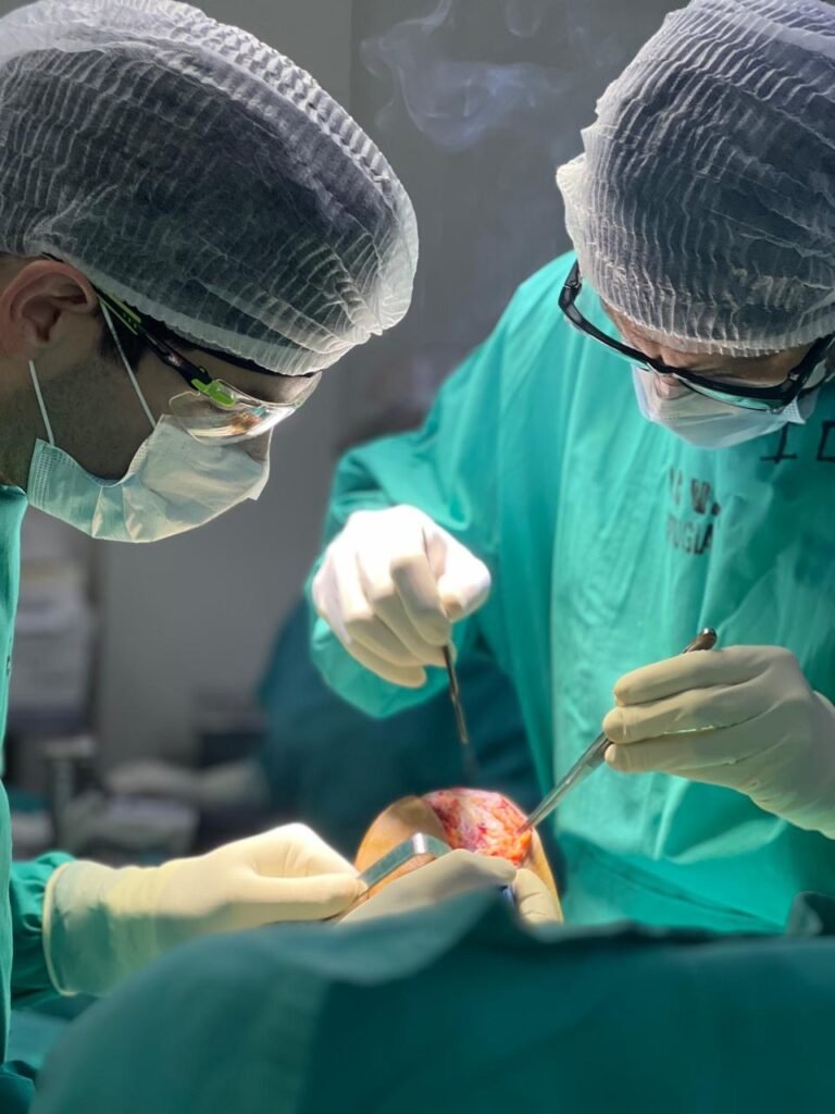 Cirugía de reemplazo total de rodilla realizada como tratamiento para artrosis avanzada.